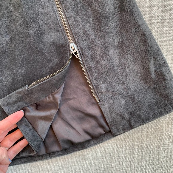 BLANK NYC Gray Suede Leather Mini Skirt Silver Tone Zipper Size 25" Waist - Picture 2 of 9